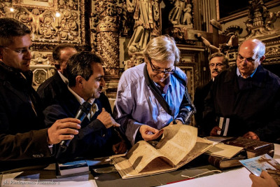 Sgarbi osserva i codici greci Sgarbi osserva i codici greci